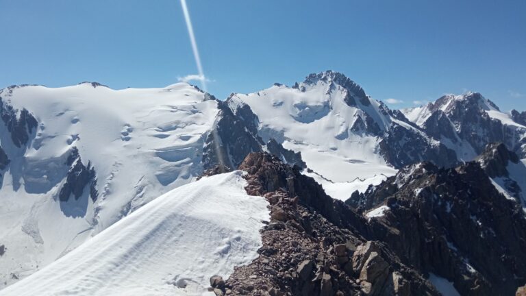 Trekking Montañas Tian Shan y Pico Uchitel Kirguistán