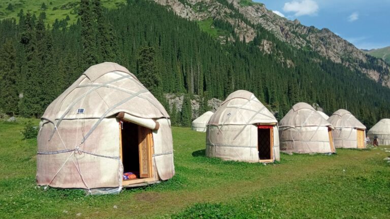 Trekking Montañas Tian Shan y Pico Uchitel Kirguistán